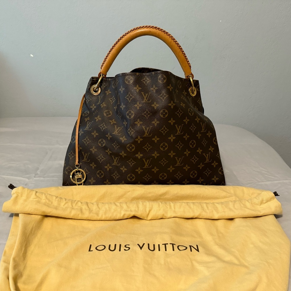 Louis Vuitton “Monogram Canvas Artsy”
Dark Brown Monogram Shoulder Bag